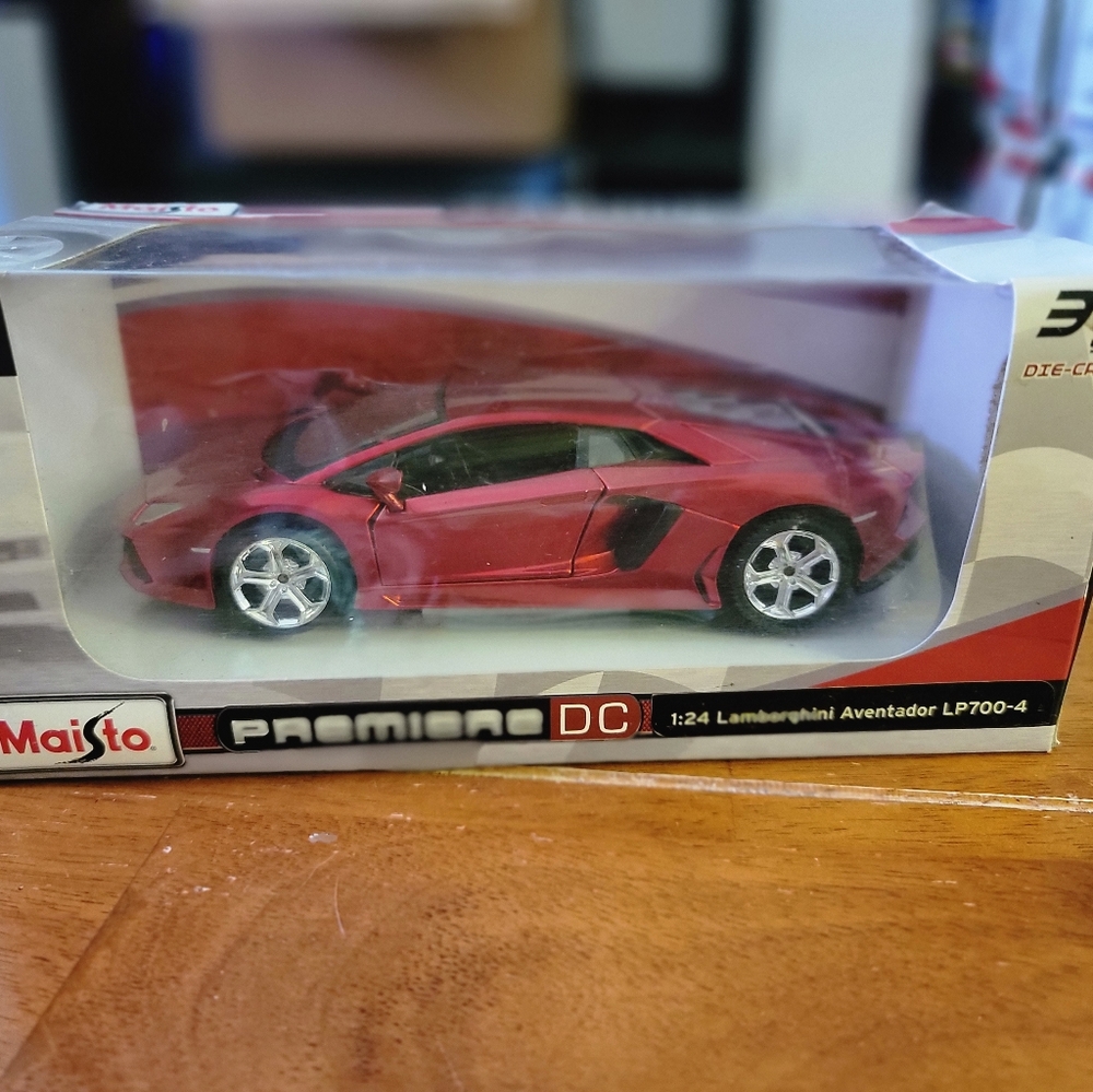 Maisto Premiere DC Lamborghini Aventador LP 700-4 Die-Cast 1:24
